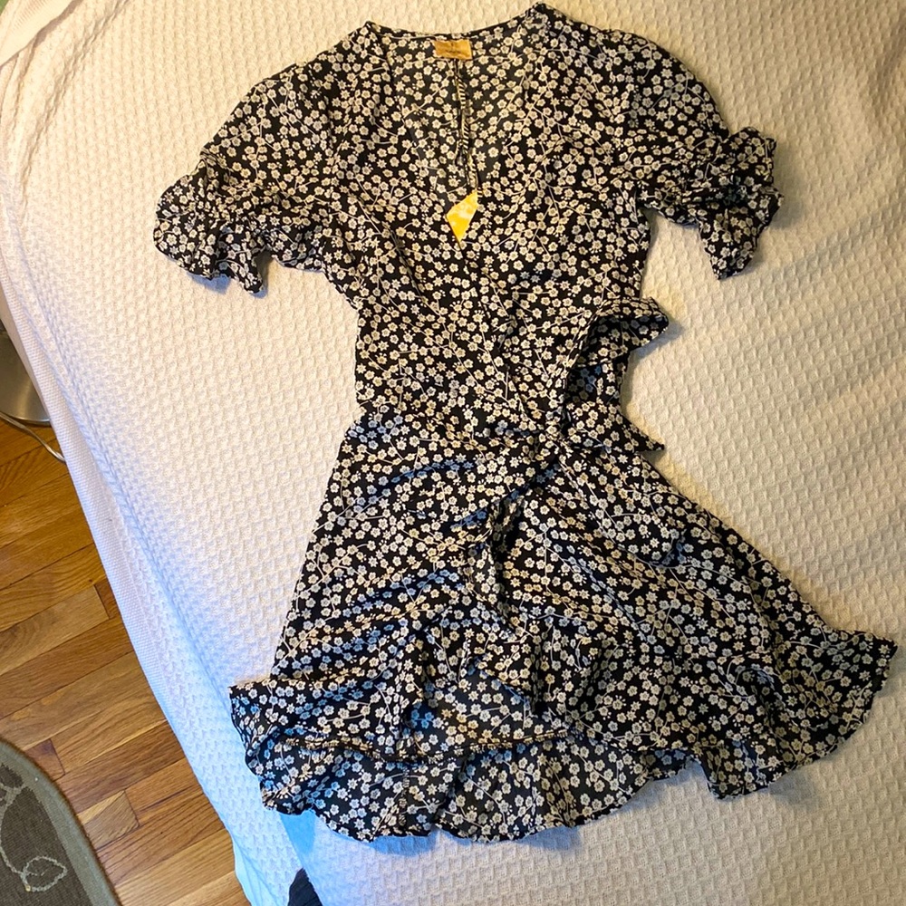 NEVER WORN WITH TAGS, BLACK/WHITE FLORAL PUFF SLEEV DRESS. Size AU 6.